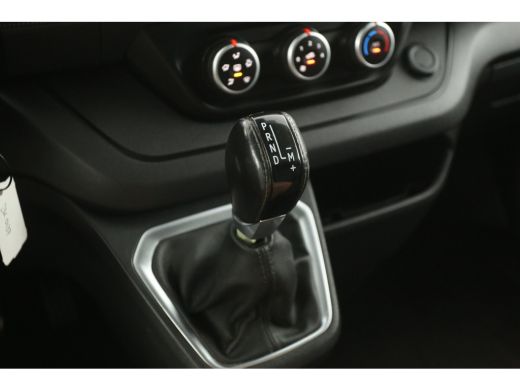 Renault Trafic 2.0 Blue dCi 150pk T30 L2H1 | Automaat | Airco | Cruise | Camera | 3 Zits | Trekhaak | 2xSchuifdeur ActivLease financial lease