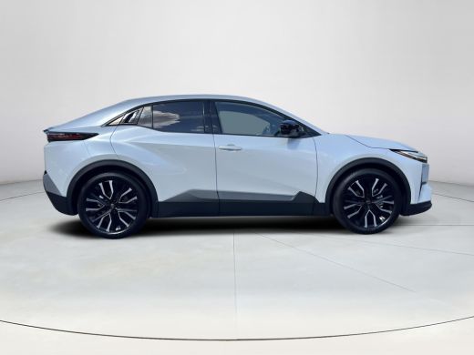Toyota C-HR+ First Edition 77 kWh | Platinum pearl white | 20 inch LM-velgen | Nieuw uit voorraad leverbaar | ActivLease financial lease