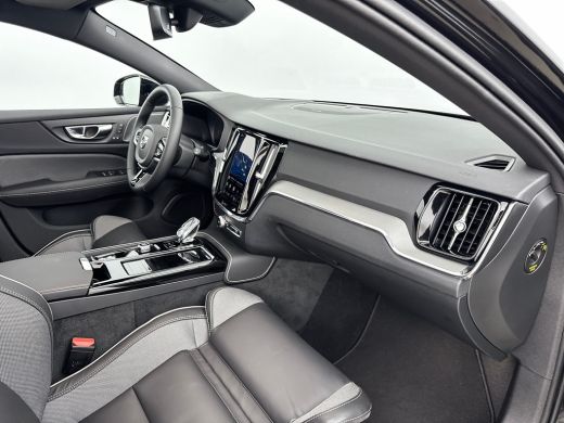 Volvo  V60 T8 Recharge Plus Dark | 18" Allseason | Trekhaak | Panoramadak | Head-Up | 360 Camera | Elektr. v... ActivLease financial lease