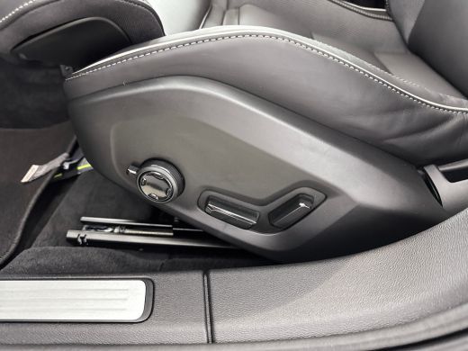 Volvo  V60 T8 Recharge Plus Dark | 18" Allseason | Trekhaak | Panoramadak | Head-Up | 360 Camera | Elektr. v... ActivLease financial lease
