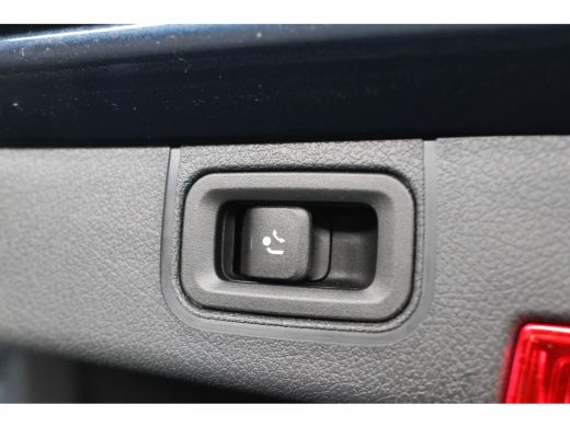 Mercedes-Benz A-Klasse 180 Business Solution AMG | Open Dak | Trekhaak | Sfeerverlichting | Sportstoelen | Camera | Clim... ActivLease financial lease