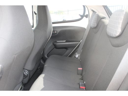 Peugeot 108 1.0 e-VTi Active | Airconditioning | Bluetooth | Mistlampen | Extra getinte ramen | Lederen stuur... ActivLease financial lease