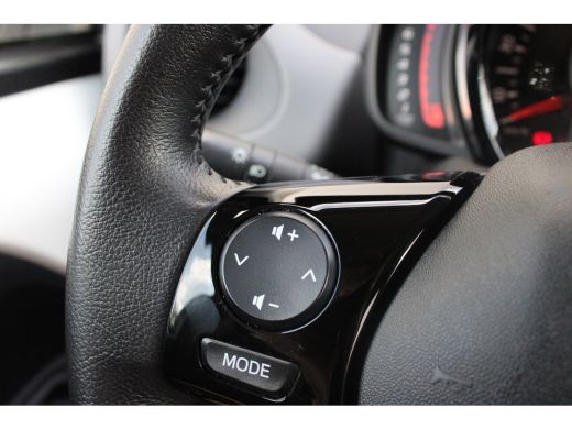 Peugeot 108 1.0 e-VTi Active | Airconditioning | Bluetooth | Mistlampen | Extra getinte ramen | Lederen stuur... ActivLease financial lease