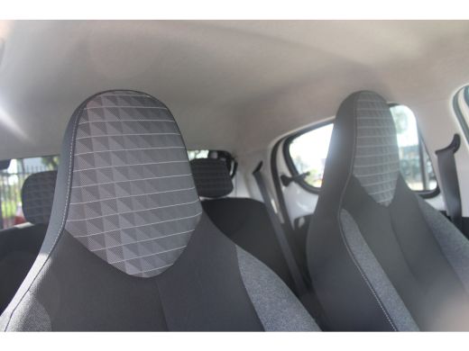 Peugeot 108 1.0 e-VTi Active | Airconditioning | Bluetooth | Mistlampen | Extra getinte ramen | Lederen stuur... ActivLease financial lease