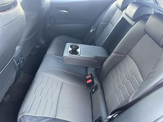 Toyota Corolla 1.8 Hybrid Executive | Navigatie | Carplay | Parkeersensoren | Dode hoek waarschuwing | 18 inch L... ActivLease financial lease