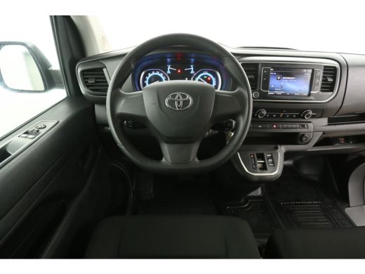 Toyota ProAce 75 kWh L2H1 Long Range | Snelladen | SOH 99% | Airco | Cruise | 3 Zits | Carplay | Parkeersens. ActivLease financial lease