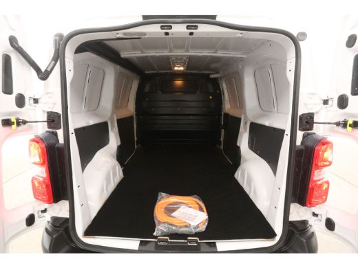 Toyota ProAce 75 kWh L2H1 Long Range | Snelladen | SOH 99% | Airco | Cruise | 3 Zits | Carplay | Parkeersens. ActivLease financial lease