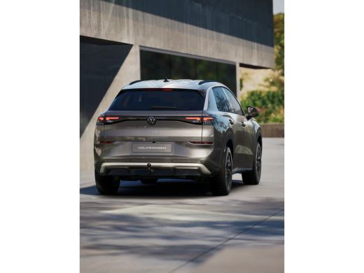 Volkswagen T-Roc Life Edition | 'App-Connect' draadloze smartphone integratie | 30,5 cm display met 2D en 3D weerg... ActivLease financial lease