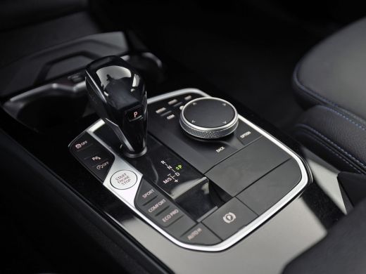 BMW 1 Serie 118i M Sport Automaat (APPLE CARPLAY, M PAKKET, GROOT NAVI, LEDER, SPORTSTOELEN, SFEERVERLICHTING... ActivLease financial lease