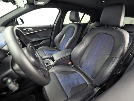 BMW 1 Serie 118i M Sport Automaat (APPLE CARPLAY, M PAKKET, GROOT NAVI, LEDER, SPORTSTOELEN, SFEERVERLICHTING... ActivLease financial lease