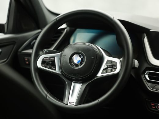 BMW 1 Serie 118i M Sport Automaat (APPLE CARPLAY, M PAKKET, GROOT NAVI, LEDER, SPORTSTOELEN, SFEERVERLICHTING... ActivLease financial lease