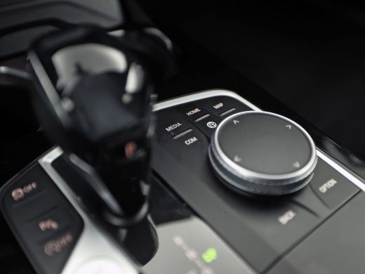 BMW 1 Serie 118i M Sport Automaat (APPLE CARPLAY, M PAKKET, GROOT NAVI, LEDER, SPORTSTOELEN, SFEERVERLICHTING... ActivLease financial lease