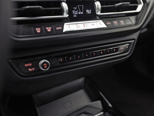 BMW 1 Serie 118i M Sport Automaat (APPLE CARPLAY, M PAKKET, GROOT NAVI, LEDER, SPORTSTOELEN, SFEERVERLICHTING... ActivLease financial lease