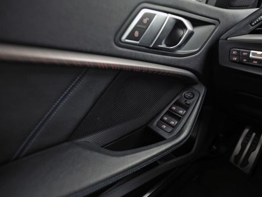 BMW 1 Serie 118i M Sport Automaat (APPLE CARPLAY, M PAKKET, GROOT NAVI, LEDER, SPORTSTOELEN, SFEERVERLICHTING... ActivLease financial lease