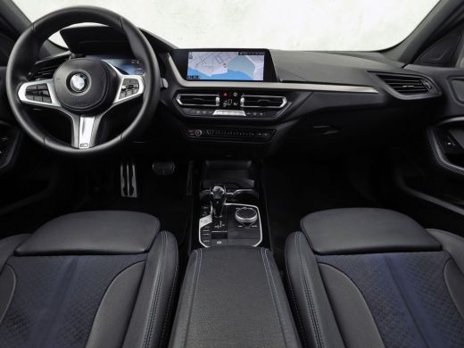 BMW 1 Serie 118i M Sport Automaat (APPLE CARPLAY, M PAKKET, GROOT NAVI, LEDER, SPORTSTOELEN, SFEERVERLICHTING... ActivLease financial lease