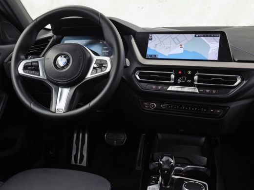 BMW 1 Serie 118i M Sport Automaat (APPLE CARPLAY, M PAKKET, GROOT NAVI, LEDER, SPORTSTOELEN, SFEERVERLICHTING... ActivLease financial lease