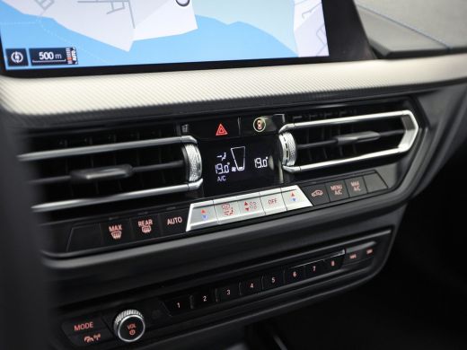 BMW 1 Serie 118i M Sport Automaat (APPLE CARPLAY, M PAKKET, GROOT NAVI, LEDER, SPORTSTOELEN, SFEERVERLICHTING... ActivLease financial lease