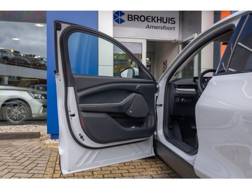 Ford Mustang Mach-E Mach-E RWD 75 kWh | Panoramadak | LEDER | Apple Carplay | L.M. Velgen | Trekhaak | Achteruitrijca... ActivLease financial lease