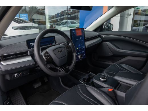 Ford Mustang Mach-E Mach-E RWD 75 kWh | Panoramadak | LEDER | Apple Carplay | L.M. Velgen | Trekhaak | Achteruitrijca... ActivLease financial lease