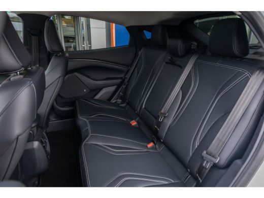Ford Mustang Mach-E Mach-E RWD 75 kWh | Panoramadak | LEDER | Apple Carplay | L.M. Velgen | Trekhaak | Achteruitrijca... ActivLease financial lease