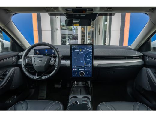 Ford Mustang Mach-E Mach-E RWD 75 kWh | Panoramadak | LEDER | Apple Carplay | L.M. Velgen | Trekhaak | Achteruitrijca... ActivLease financial lease