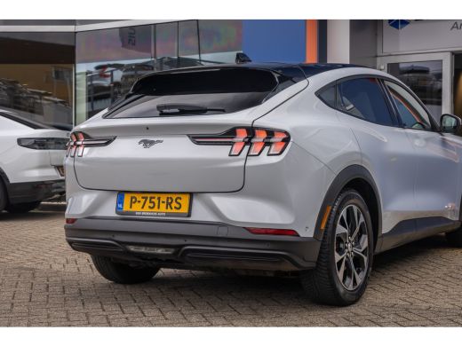Ford Mustang Mach-E Mach-E RWD 75 kWh | Panoramadak | LEDER | Apple Carplay | L.M. Velgen | Trekhaak | Achteruitrijca... ActivLease financial lease