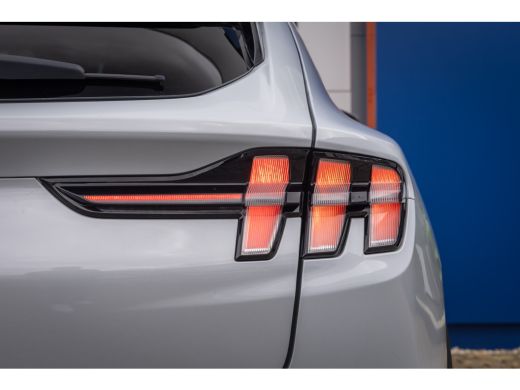 Ford Mustang Mach-E Mach-E RWD 75 kWh | Panoramadak | LEDER | Apple Carplay | L.M. Velgen | Trekhaak | Achteruitrijca... ActivLease financial lease