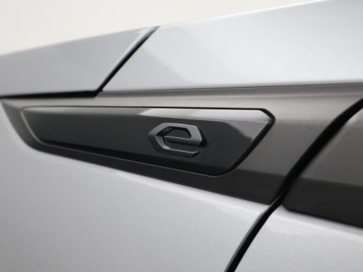 Peugeot e-2008 EV ALLURE 50 kWh + CAMERA | LED | CARPLAY | STOELVERW. ActivLease financial lease