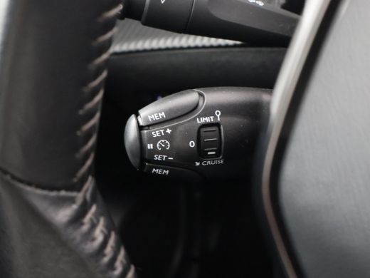 Peugeot e-2008 EV ALLURE 50 kWh + CAMERA | LED | CARPLAY | STOELVERW. ActivLease financial lease