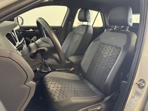 Volkswagen T-Roc TSI 110PK R-LINE SPORT IQ.LIGHT/TREKHAAK/STOEL VERW. ActivLease financial lease