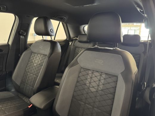 Volkswagen T-Roc TSI 110PK R-LINE SPORT IQ.LIGHT/TREKHAAK/STOEL VERW. ActivLease financial lease