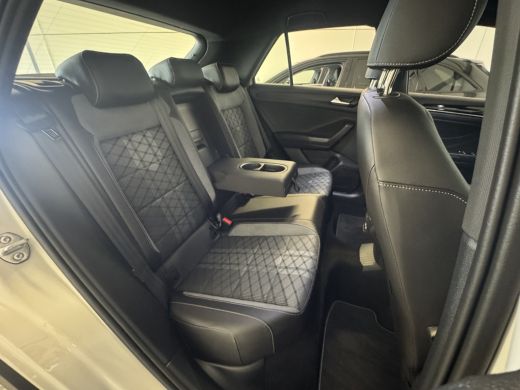 Volkswagen T-Roc TSI 110PK R-LINE SPORT IQ.LIGHT/TREKHAAK/STOEL VERW. ActivLease financial lease