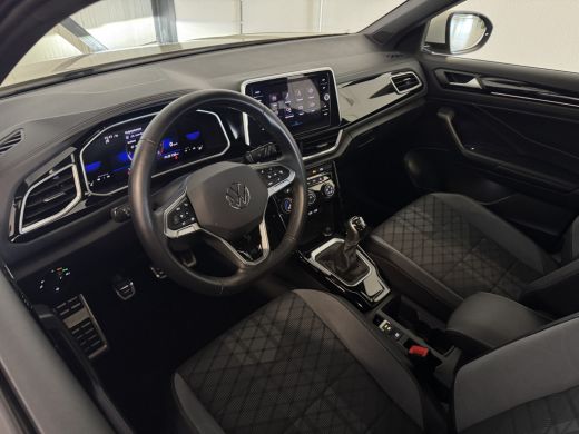 Volkswagen T-Roc TSI 110PK R-LINE SPORT IQ.LIGHT/TREKHAAK/STOEL VERW. ActivLease financial lease