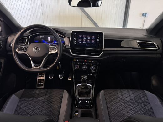Volkswagen T-Roc TSI 110PK R-LINE SPORT IQ.LIGHT/TREKHAAK/STOEL VERW. ActivLease financial lease