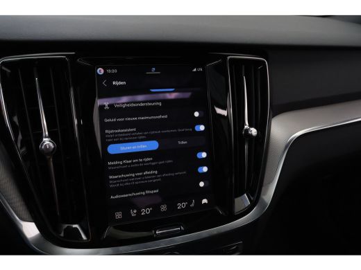 Volvo  V60 T8 Plus Dark | Trekhaak | HUD | Pano | Vapour Grey | ActivLease financial lease