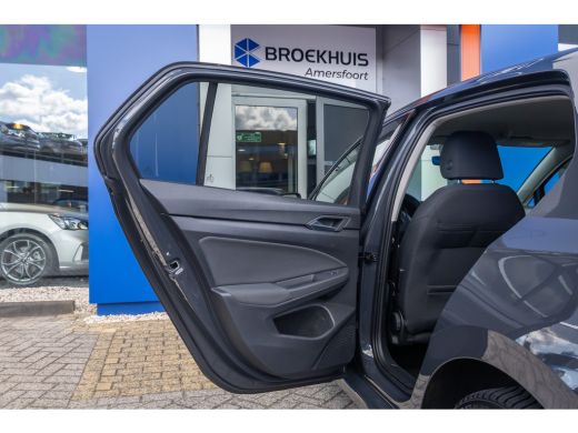 Volkswagen Golf 1.0 eTSI Life | Apple Carplay/Android Auto | Electronic climate controle | Parkeersensoren | Keyl... ActivLease financial lease