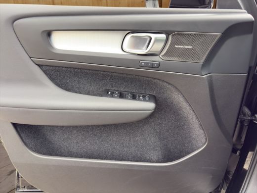 Volvo  XC40 2.0 B4 Plus Dark | Harman Kardon | Stoel + Stuur Verwarming | Trekhaak | Camera | BLIS | Keyless ... ActivLease financial lease