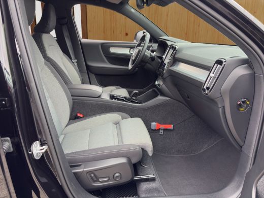Volvo  XC40 2.0 B4 Plus Dark | Harman Kardon | Stoel + Stuur Verwarming | Trekhaak | Camera | BLIS | Keyless ... ActivLease financial lease