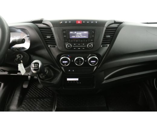 Iveco Daily 35S16V 2.3 352 L2H2 157pk | 3500KG Trekgew. | Trekhaak | Clima | 3 Zits | Parkeersens. ActivLease financial lease