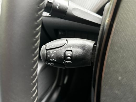 Peugeot 2008 1.2 PureTech 100PK Allure | KEYLESS ENTRY & START| DRAADLOZE TELEFOONLADER| LED| NAVIGATIE + APPL... ActivLease financial lease