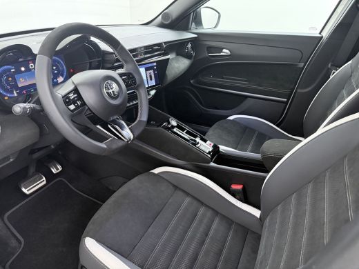 Alfa Romeo Junior Ibrida 1.2 Sport Speciale | Achterlichten LED | Achteruitrijcamera met 180&deg; Area view | Adaptive ... ActivLease financial lease