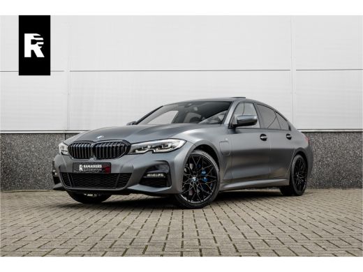 BMW 3 Serie 330e High Ex M-Sport Frozen / Glazen dak / Adaptief onderstel / Electrische stoelen / ActivLease financial lease