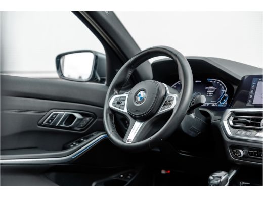 BMW 3 Serie 330e High Ex M-Sport Frozen / Glazen dak / Adaptief onderstel / Electrische stoelen / ActivLease financial lease