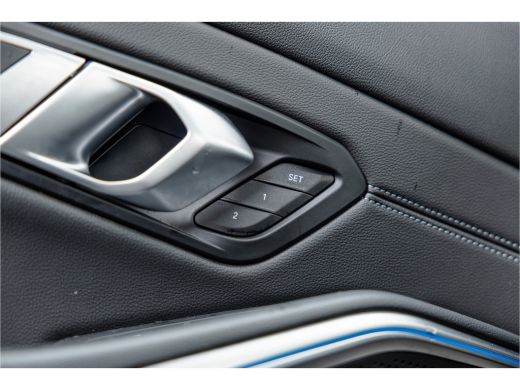 BMW 3 Serie 330e High Ex M-Sport Frozen / Glazen dak / Adaptief onderstel / Electrische stoelen / ActivLease financial lease