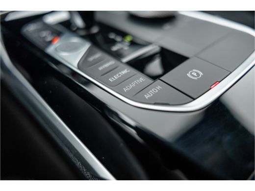 BMW 3 Serie 330e High Ex M-Sport Frozen / Glazen dak / Adaptief onderstel / Electrische stoelen / ActivLease financial lease