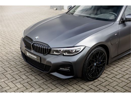 BMW 3 Serie 330e High Ex M-Sport Frozen / Glazen dak / Adaptief onderstel / Electrische stoelen / ActivLease financial lease