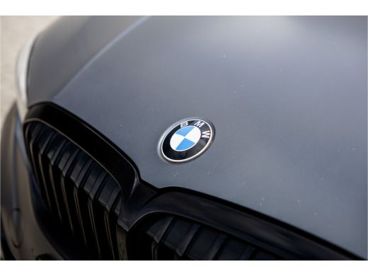 BMW 3 Serie 330e High Ex M-Sport Frozen / Glazen dak / Adaptief onderstel / Electrische stoelen / ActivLease financial lease