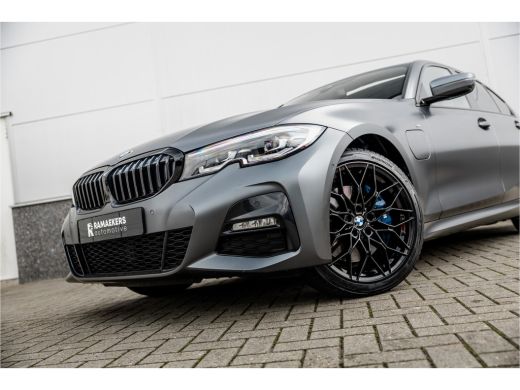 BMW 3 Serie 330e High Ex M-Sport Frozen / Glazen dak / Adaptief onderstel / Electrische stoelen / ActivLease financial lease