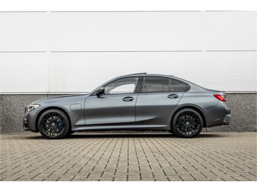 BMW 3 Serie 330e High Ex M-Sport Frozen / Glazen dak / Adaptief onderstel / Electrische stoelen / ActivLease financial lease