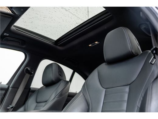 BMW 3 Serie 330e High Ex M-Sport Frozen / Glazen dak / Adaptief onderstel / Electrische stoelen / ActivLease financial lease